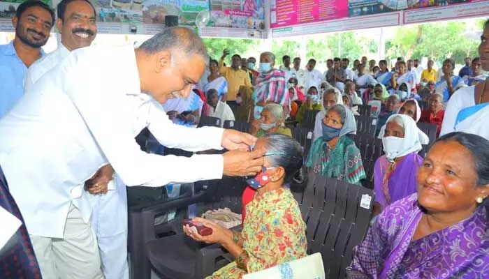 అవ్వా... కళ్లు ఎట్లా కనిపిస్తున్నాయ్...? : హరీశ్ రావు అవ్వా... కళ్లు ఎట్లా కనిపిస్తున్నాయ్...? : హరీశ్ రావు