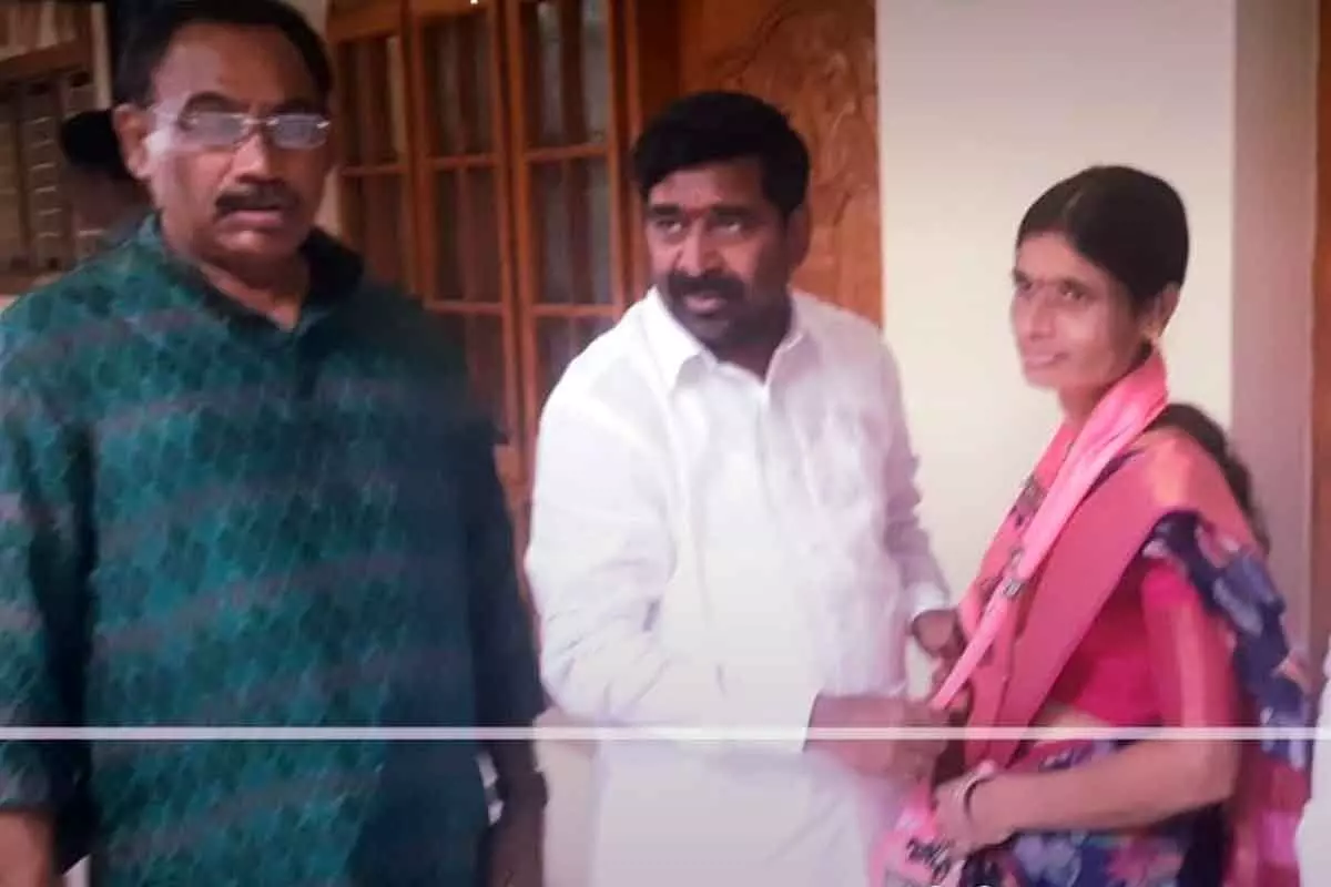 టీఆర్ఎస్లో చేరిన మునుగోడు MPTC టీఆర్ఎస్లో చేరిన మునుగోడు MPTC