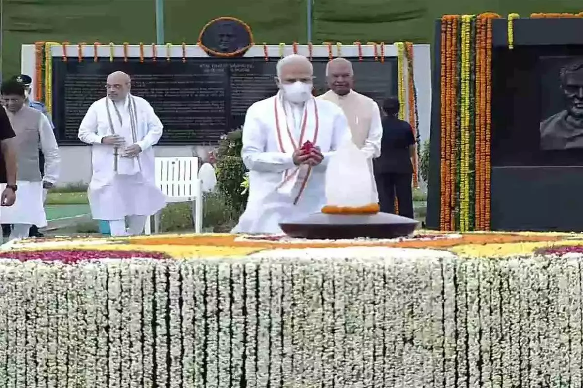 వాజ్పేయికి రాష్ట్రపతి సహా ప్రముఖుల నివాళి వాజ్పేయికి రాష్ట్రపతి సహా ప్రముఖుల నివాళి