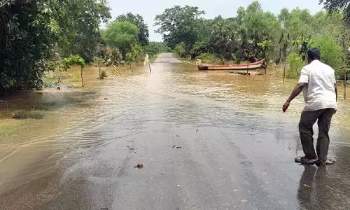 మళ్లీ గోదావరికి వరదలు... అలా స్నానాలు  చేయవద్దని హెచ్చరిక