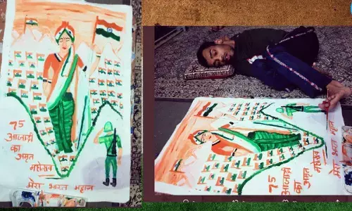 కాళ్లతో దివ్యాంగుడి ఆర్ట్.. సోషల్‌మీడియాలో వీడియో వైరల్