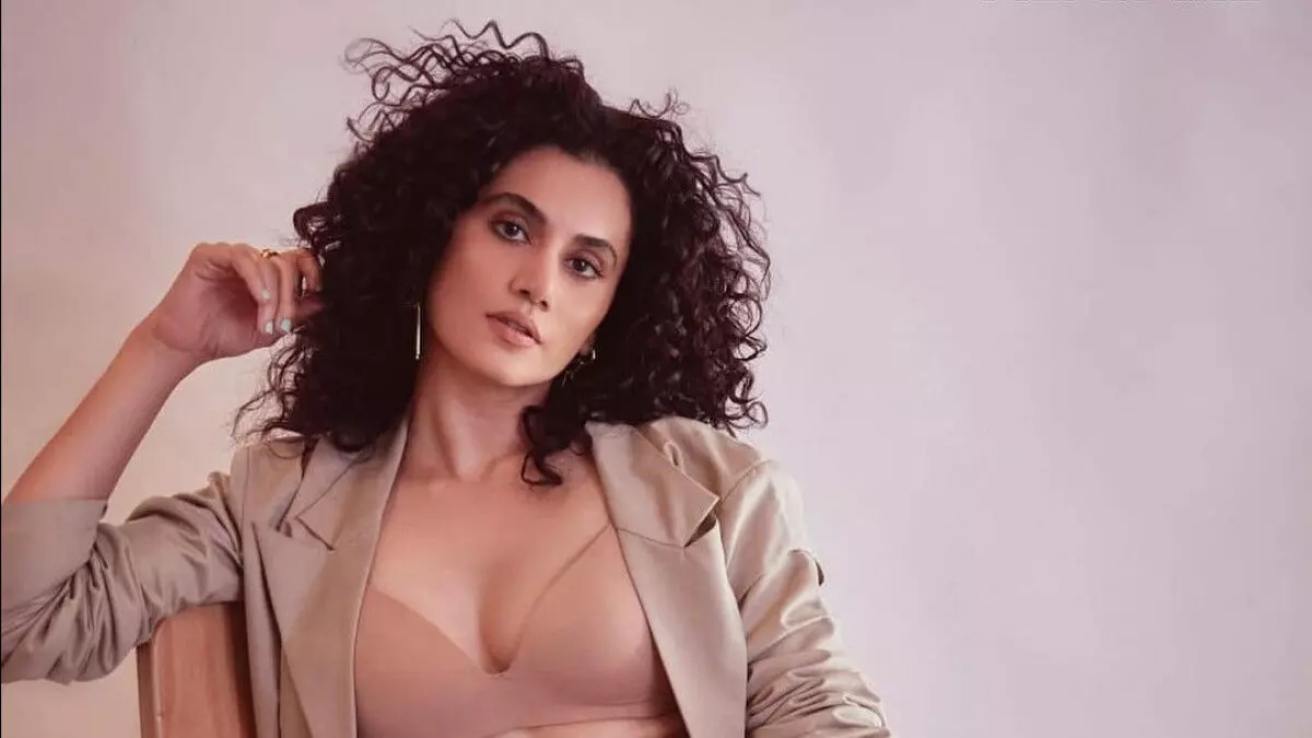 Taapsee Pannu కంటే నా b**bs పెద్దవి.. స్టార్ డైరెక్టర్ ఘాటు వ్యాఖ్యలు Taapsee Pannu కంటే నా b**bs పెద్దవి.. స్టార్ డైరెక్టర్ ఘాటు వ్యాఖ్యలు