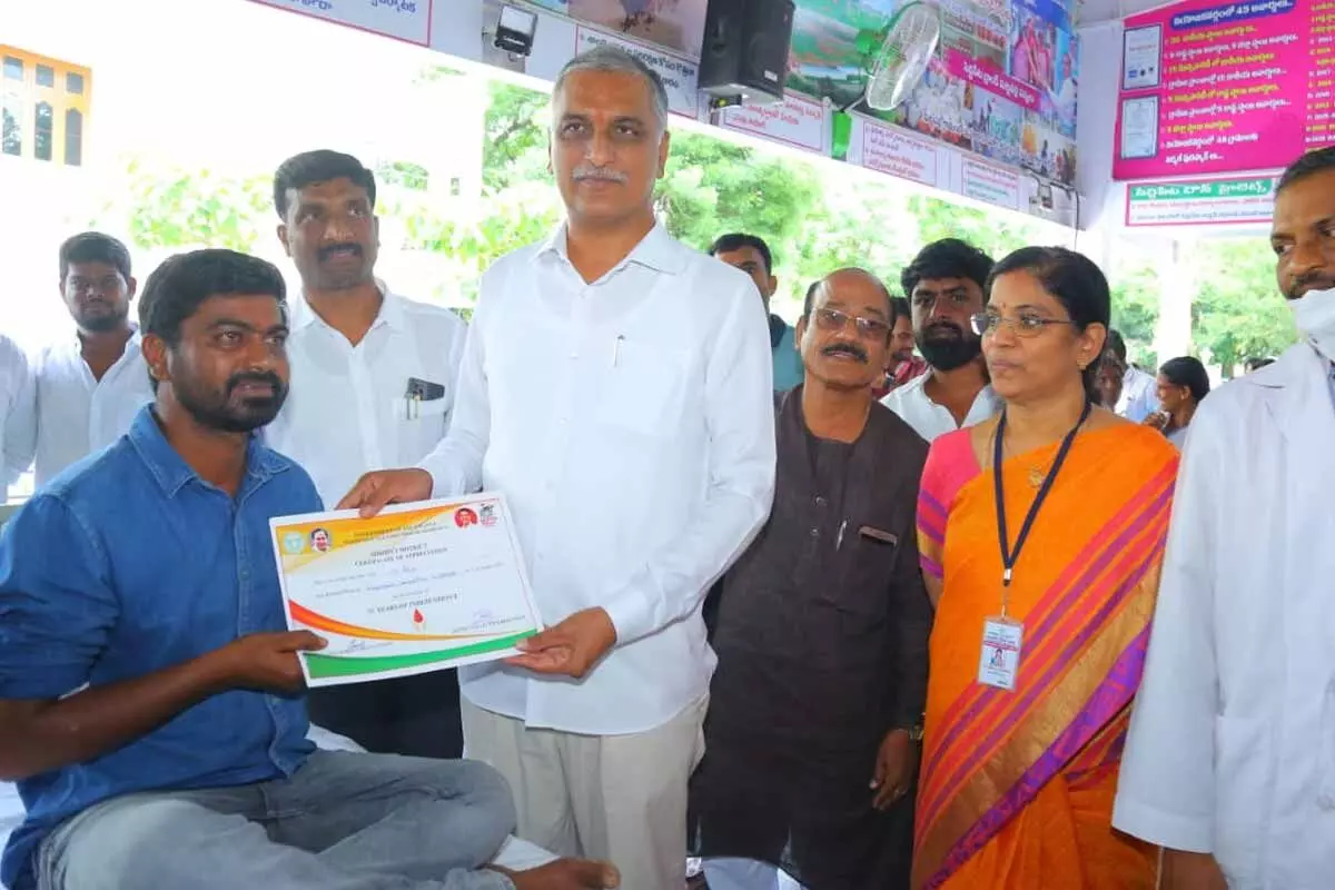 మహనీయుల త్యాగ ఫలితమే నేటి స్వాతంత్య్రం : మంత్రి హరీష్ రావు మహనీయుల త్యాగ ఫలితమే నేటి స్వాతంత్య్రం : మంత్రి హరీష్ రావు