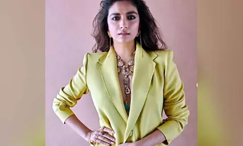 బ్రాలెస్ బ్లెజర్‌లో మహానటి.. మత్తెక్కిస్తుందంటున్న ఫ్యాన్స్