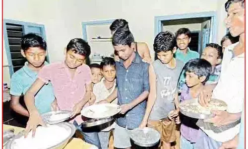 ప్రభుత్వ హాస్టల్ విద్యార్థుల ఆకలి కేకలు