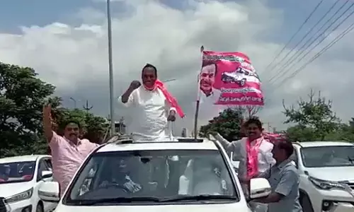 నడిరోడ్డు మీద Minister Malla Reddy డ్యాన్స్ (వీడియో)