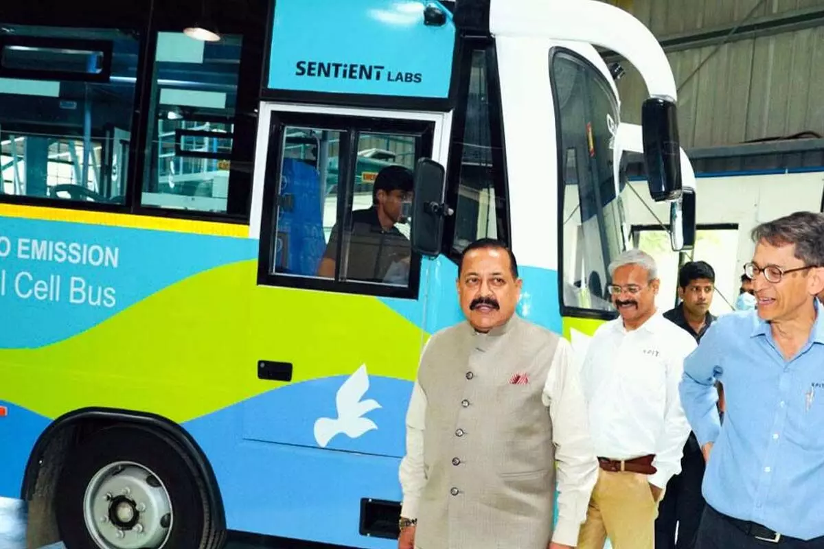 భారత్లో తొలి హైడ్రోజన్ ఫ్యూయల్ సెల్ బస్ భారత్లో తొలి హైడ్రోజన్ ఫ్యూయల్ సెల్ బస్