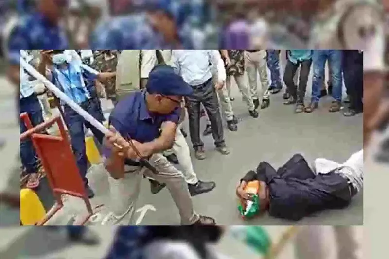 బీహార్లో పోలీసుల దాష్టికం.. నియామకాలు చేయమంటే రక్తం కళ్ల చూశారు! (వీడియో) బీహార్లో పోలీసుల దాష్టికం.. నియామకాలు చేయమంటే రక్తం కళ్ల చూశారు! (వీడియో)