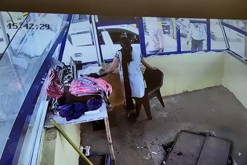 టోల్ కట్టమన్నందుకు మహిళా ఉద్యోగిపై దాడి.. ఆమె రియాక్షన్ హైలెట్! (వీడియో) టోల్ కట్టమన్నందుకు మహిళా ఉద్యోగిపై దాడి.. ఆమె రియాక్షన్ హైలెట్! (వీడియో)