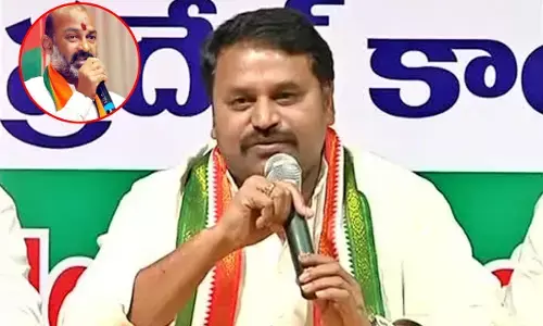 రాష్ట్ర అధ్యక్షుడు చెప్పులు మోయడమేంటి.. Addanki Dayakar ఆగ్రహం