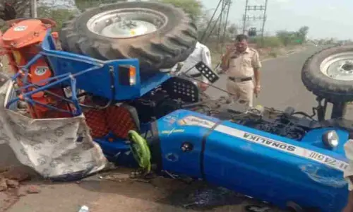 ట్రాక్టర్ బోల్తాపడి ఇద్దరు మృతి