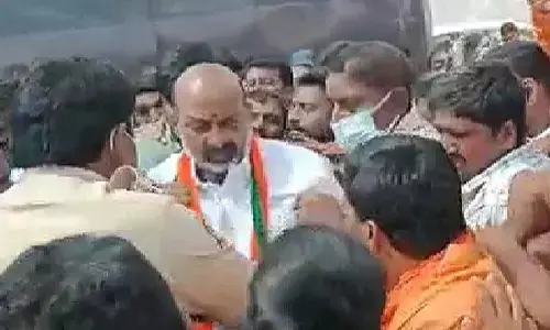 తీవ్ర ఉద్రిక్తత.. కరీంనగర్‌ కు Bandi Sanjay తరలింపు