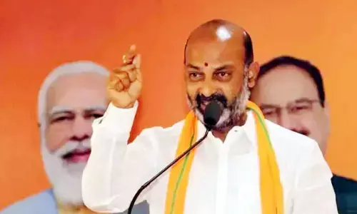 కేసీఆర్ సూచన మేరకే అక్రమ కేసులు.. Bandi Sanjay సీరియస్