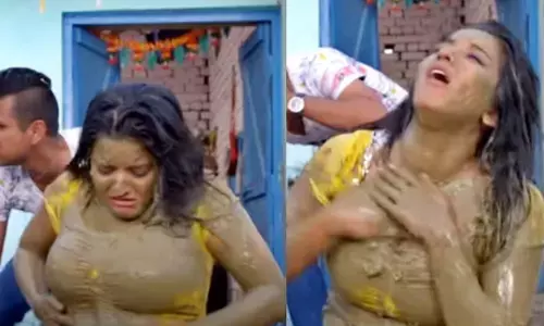 ఒంటిపై ఆవు పేడ పూసుకున్న నటి.. క్లీవేజ్ షోతో వైరల్