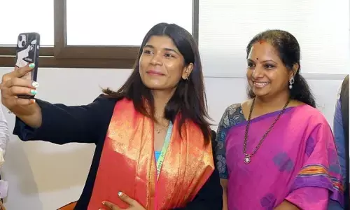 kalvakuntla kavitha తో సెల్ఫీ తీసుకున్న కామన్వెల్త్ గేమ్స్ బాక్సింగ్‌ విజేత Nikhat Zareen