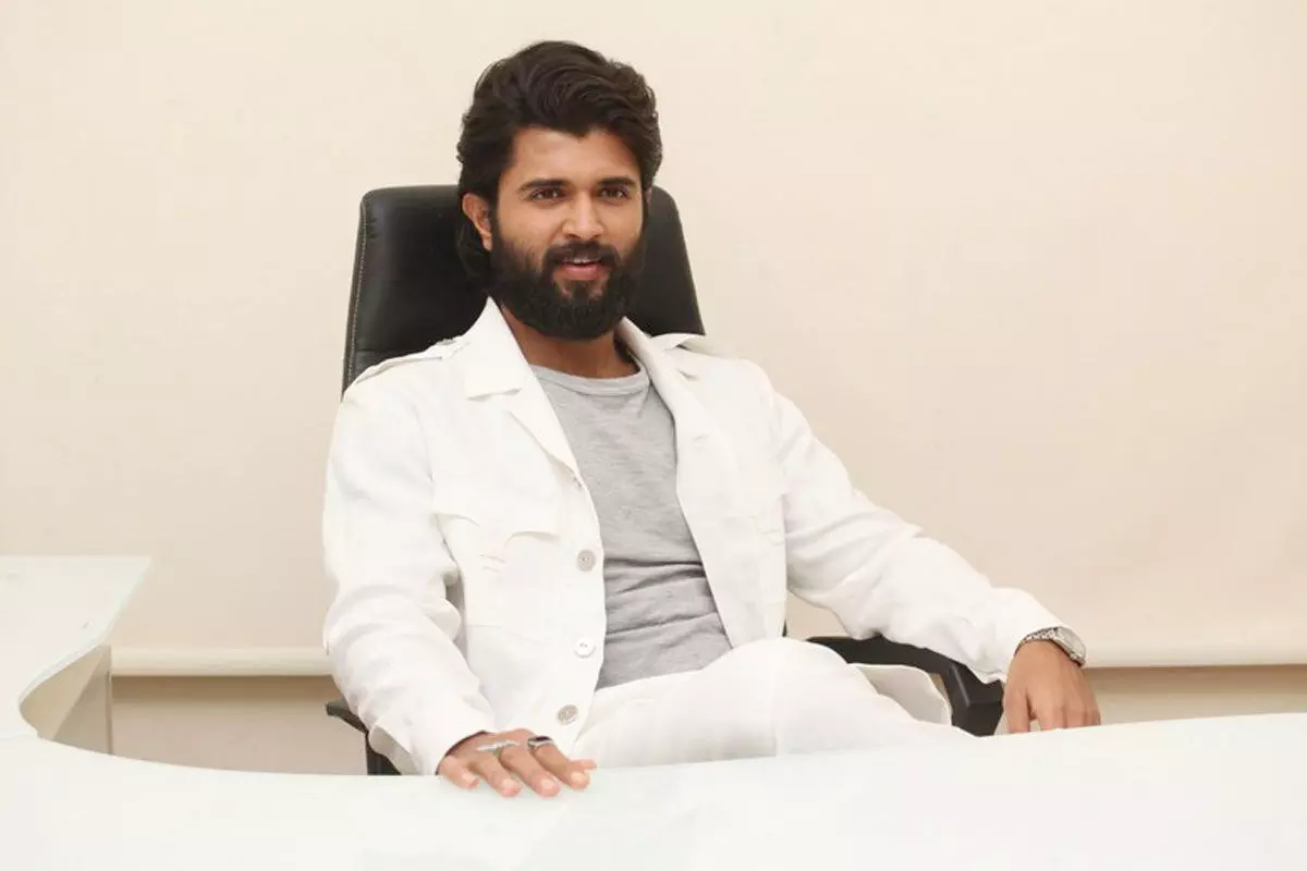 బయటకు నవ్వుతున్నాం కానీ, లోపల ప్యాక్ అవుతోంది: విజయ్ దేవరకొండ (Vijay Deverakonda) బయటకు నవ్వుతున్నాం కానీ, లోపల ప్యాక్ అవుతోంది: విజయ్ దేవరకొండ (Vijay Deverakonda)