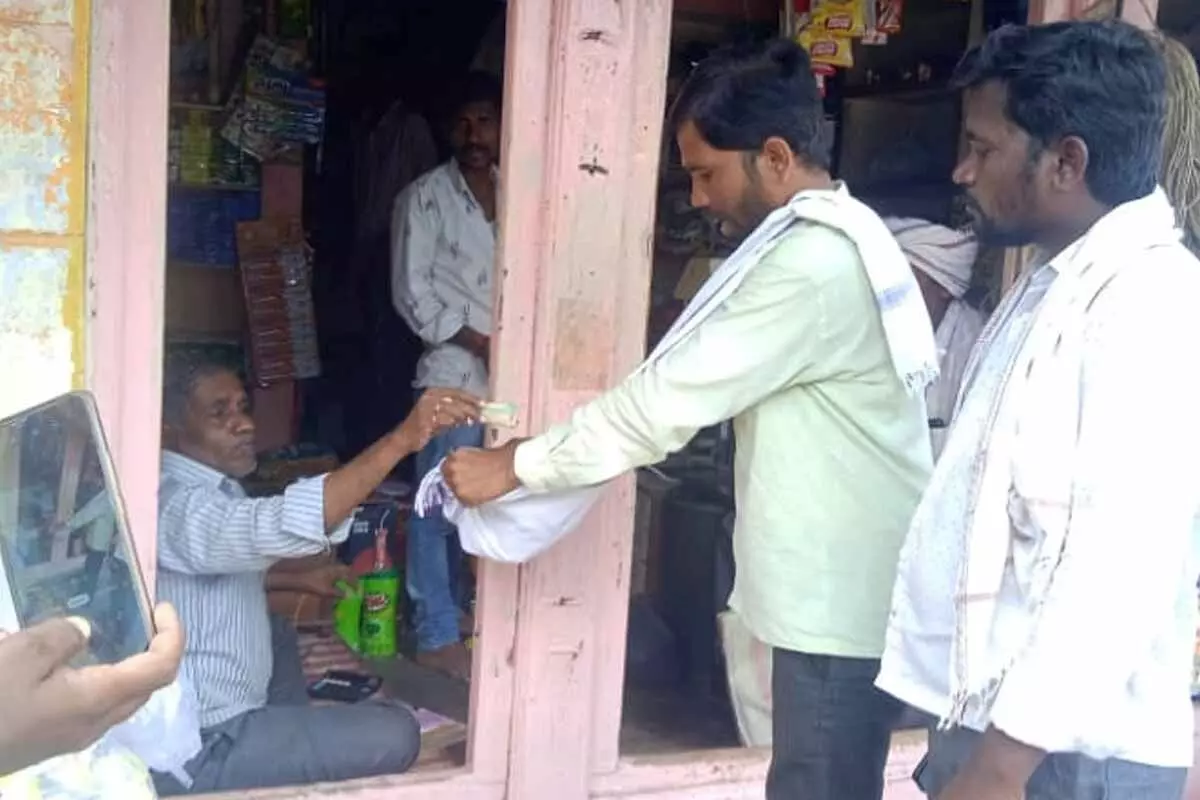 బిక్షాటన చేస్తూ.. నిరసన తెలిపిన VRAలు బిక్షాటన చేస్తూ.. నిరసన తెలిపిన VRAలు