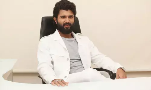 బయటకు నవ్వుతున్నాం కానీ, లోపల ప్యాక్ అవుతోంది: విజయ్ దేవరకొండ (Vijay Deverakonda)