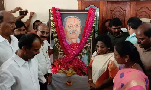 ఈటలను పరామర్శించిన Governor Tamilisai