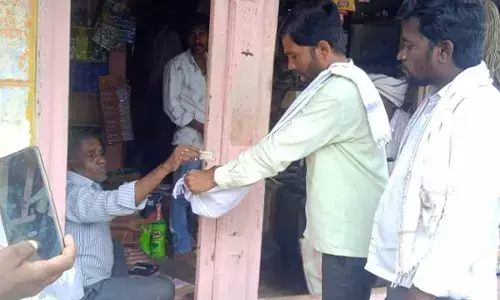 బిక్షాటన చేస్తూ.. నిరసన తెలిపిన VRAలు
