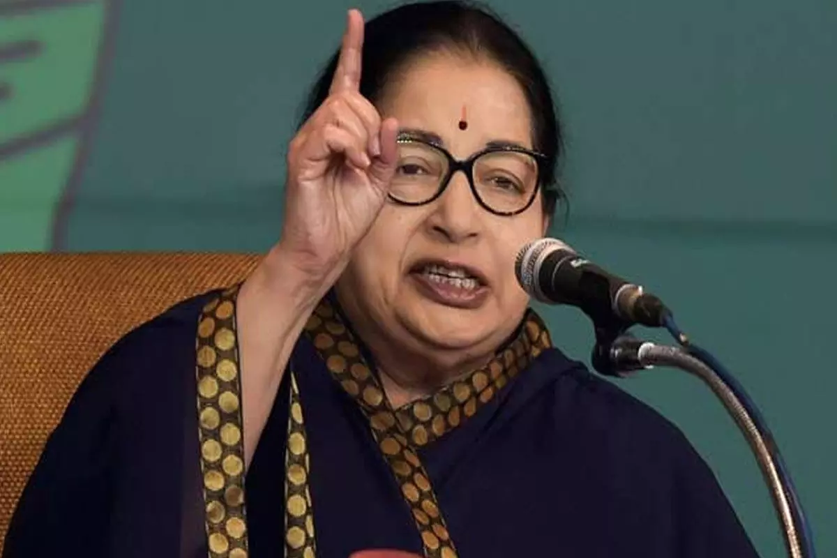 జయలలిత మృతిపై రిపోర్టు .. 600 పేజీలు.. 150 మందిని విచారణ జయలలిత మృతిపై రిపోర్టు .. 600 పేజీలు.. 150 మందిని విచారణ