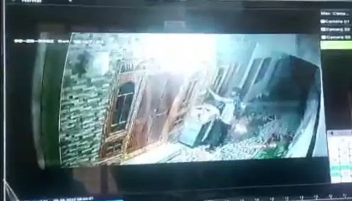 దొంగలు హల్ చల్.. సర్పంచ్ మెడలోని బంగారం చోరీ దొంగలు హల్ చల్.. సర్పంచ్ మెడలోని బంగారం చోరీ