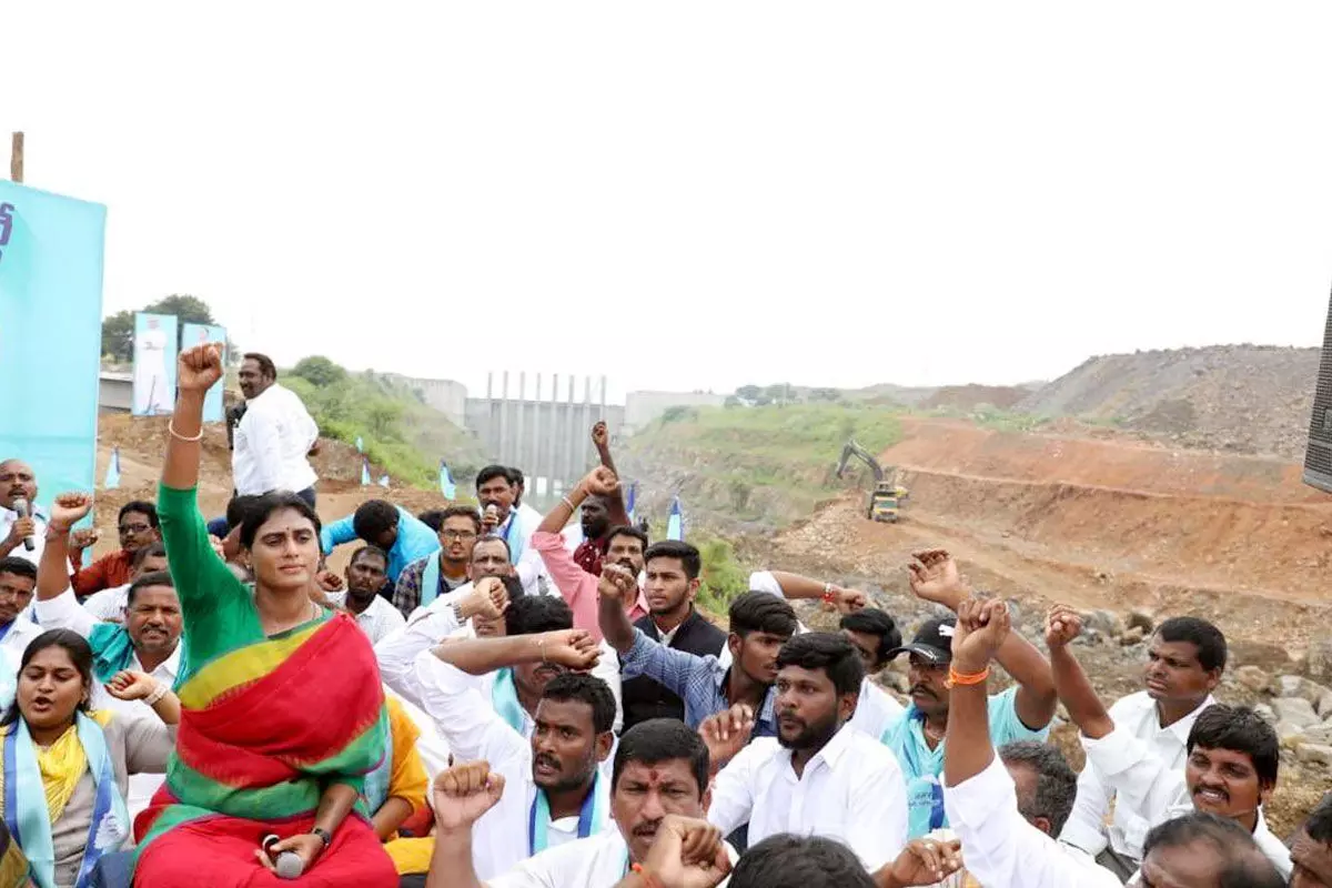 దోచుకోవడం తెలుసు కానీ పనులు చేయడం తెలియదా? దోచుకోవడం తెలుసు కానీ పనులు చేయడం తెలియదా?