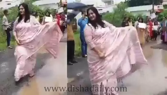 బురద నీటిలో ఆంటీల క్యాట్ వాక్.. వాహ్ సూపర్ (వీడియో) బురద నీటిలో ఆంటీల క్యాట్ వాక్.. వాహ్ సూపర్ (వీడియో)