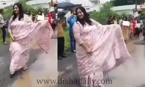 బురద నీటిలో ఆంటీల క్యాట్ వాక్.. వాహ్ సూపర్ (వీడియో)