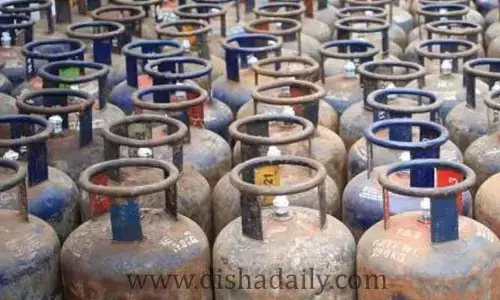 భారీగా తగ్గిన కమర్షియల్ LPG, జెట్ ఫ్యూయెల్ ధరలు