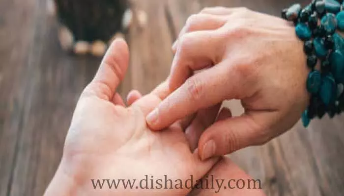 మీ అరచేతిలో రాహురేఖ ఇలా ఉంటే.. ఏం జరుగుతుందో తెలుసా? మీ అరచేతిలో రాహురేఖ ఇలా ఉంటే.. ఏం జరుగుతుందో తెలుసా?