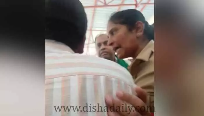 నీలాంటోళ్లను చాలామందినే చూశా.. ఆగు నీ సంగతేంటో చెప్తా: ఎంపీటీసీని బెదిరిస్తున్న ఎమ్మెల్యే! (వీడియో) నీలాంటోళ్లను చాలామందినే చూశా.. ఆగు నీ సంగతేంటో చెప్తా: ఎంపీటీసీని బెదిరిస్తున్న ఎమ్మెల్యే! (వీడియో)