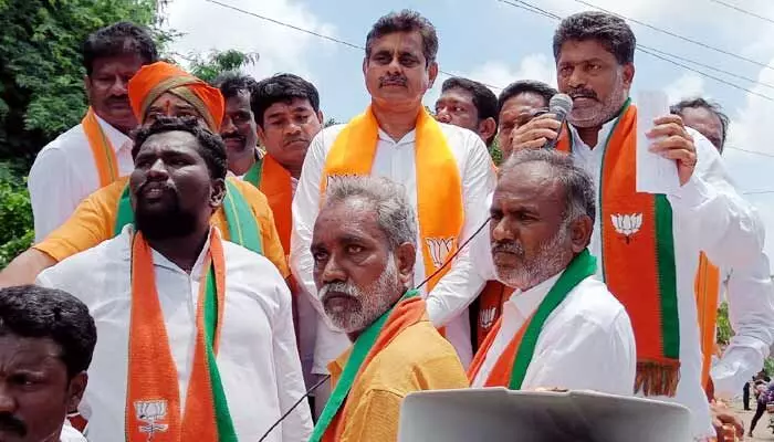 కేసీఆర్ తెలంగాణలో తిరగలేకే పక్క రాష్ట్రాలకెళ్లి పరువు తీస్తుండు : కొండా కేసీఆర్ తెలంగాణలో తిరగలేకే పక్క రాష్ట్రాలకెళ్లి పరువు తీస్తుండు : కొండా