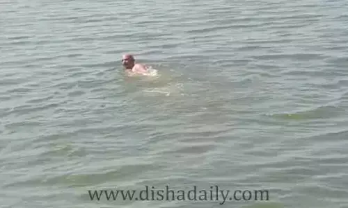 చెరువులో ఈత కొట్టిన ఈటల... (వీడియో)