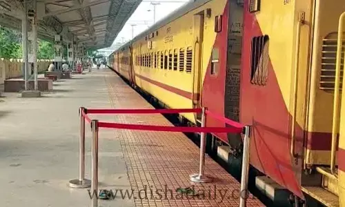ట్రైన్‌లో కొడుకు ముందే మహిళపై హత్యాచారయత్నం.. సహకరించలేదని..