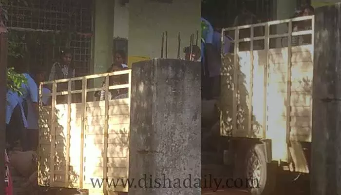 విద్యార్థునిలతో బియ్యం బ్యాగులను మోపిస్తున్న వార్డెన్ విద్యార్థునిలతో బియ్యం బ్యాగులను మోపిస్తున్న వార్డెన్