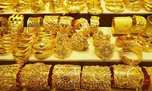 Today Gold Rates: మహిళలకు షాకింగ్ న్యూస్.. నేడు భారీగా పెరిగిన బంగారం ధరలు.. తులం ఎంతుందంటే..?