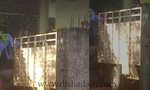 విద్యార్థునిలతో బియ్యం బ్యాగులను మోపిస్తున్న వార్డెన్