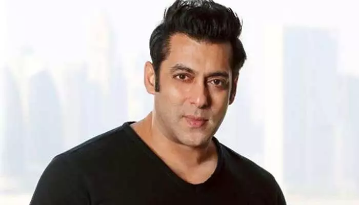 జేబులో అది దాచుకుంటూ కనిపించిన Salman Khan.. షాకింగ్ వీడియో జేబులో అది దాచుకుంటూ కనిపించిన Salman Khan.. షాకింగ్ వీడియో