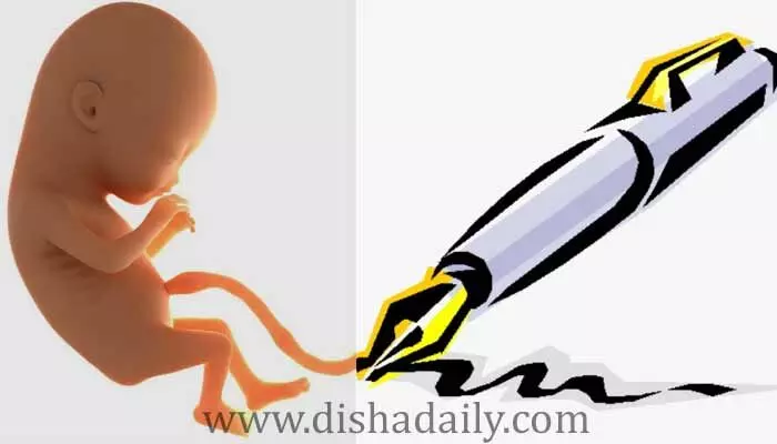 స్కూల్ టాయిలెట్లో బిడ్డకు జన్మనిచ్చిన విద్యార్థిని.. చెత్తకుండీలో పడేసి తిరిగి క్లాస్కు.. స్కూల్ టాయిలెట్లో బిడ్డకు జన్మనిచ్చిన విద్యార్థిని.. చెత్తకుండీలో పడేసి తిరిగి క్లాస్కు..