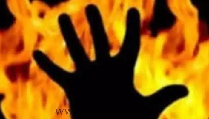 గర్ల్ఫ్రెండ్తో వీడియో కాల్ మాట్లాడుతూ అలా చేసిన యువకుడు.. కట్ చేస్తే..? గర్ల్ఫ్రెండ్తో వీడియో కాల్ మాట్లాడుతూ అలా చేసిన యువకుడు.. కట్ చేస్తే..?