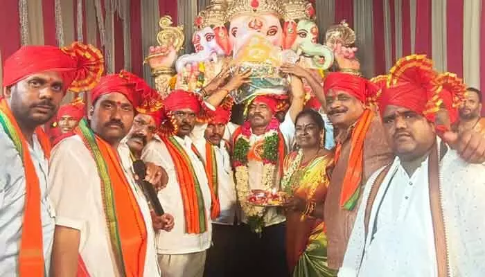 రికార్డ్ ధర పలికిన బీరంగుడా వినాయకుడి లడ్డు ధర... రూ. 10 లక్షల ఐదు వేలు రికార్డ్ ధర పలికిన బీరంగుడా వినాయకుడి లడ్డు ధర... రూ. 10 లక్షల ఐదు వేలు
