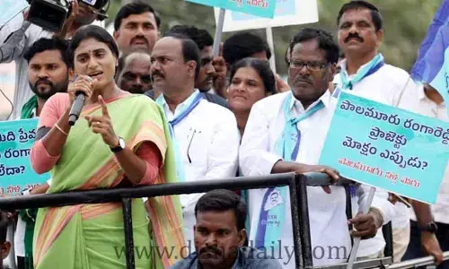 ఆ TRS ఎమ్మెల్యేకు ప్రజలంతా కర్రుకాల్చి వాతపెట్టాలే