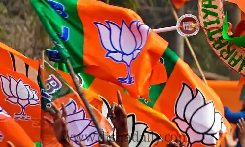 బీజేపీలోకి టాలీవుడ్ నటి.. ఈటల రాజేందర్‌తో భేటీ!
