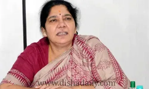 Tamilisai Soundararajan గవర్నర్‌గా ఉంటారో బీజేపీ నేతగా వ్యవహరిస్తారో తేల్చుకోవాలి Satyavathi Rathod