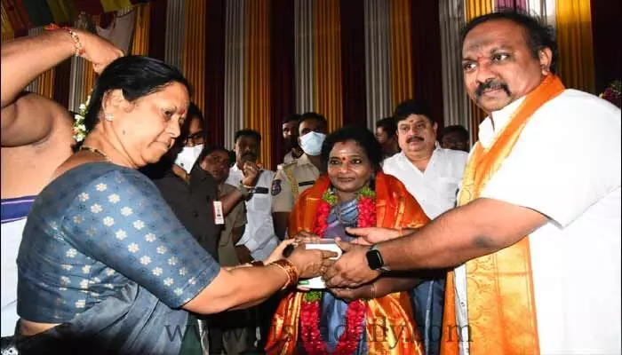 Governor: చిలకలగూడ మహా మండప గణపతిని దర్శించుకున్న గవర్నర్ Governor: చిలకలగూడ మహా మండప గణపతిని దర్శించుకున్న గవర్నర్