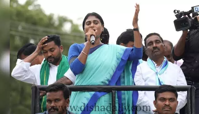 జగన్ నిర్ణయాన్ని వ్యతిరేకిస్తూ.. ఎన్టీఆర్ను అవమానించిన షర్మిల జగన్ నిర్ణయాన్ని వ్యతిరేకిస్తూ.. ఎన్టీఆర్ను అవమానించిన షర్మిల