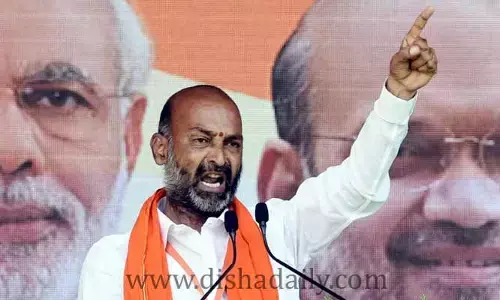 టీఆర్ఎస్ గొర్రెలు మహిళలను గౌరవించడం లేదు