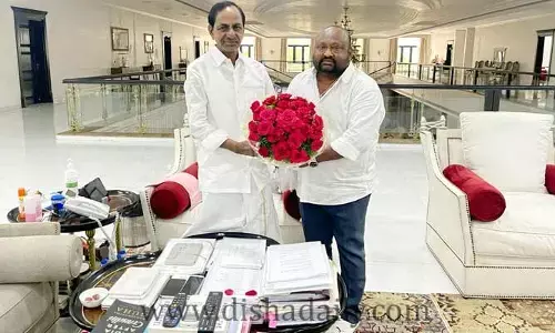 సీఎం కేసీఆర్ టేబుల్ పై మరో కొత్త పుస్తకం!