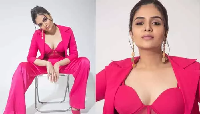 అబ్బా.. పింక్ డ్రెస్లో పిచ్చెక్కిస్తోన్న Sreemukhi అబ్బా.. పింక్ డ్రెస్లో పిచ్చెక్కిస్తోన్న Sreemukhi
